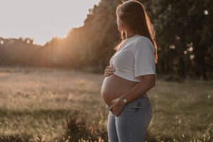 Zwangere dame tijdens ondergaande zon