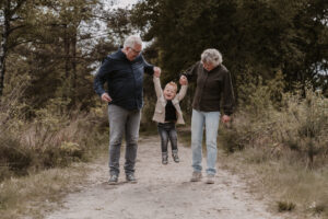 opa en oma hand in hand met kleinzoon