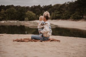 Moeder en zoontje op zandvlakte