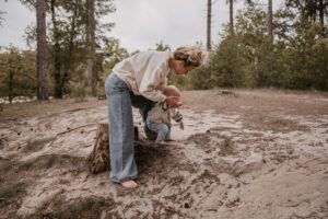 Moeder met zoontje in bos