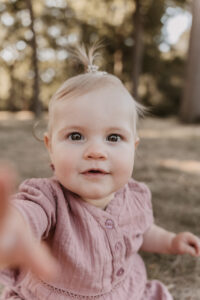 meisje 1 jaar kijkt in de camera